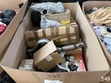 un carton rempli de cartons contenant des vêtements et d'autres objets