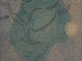 un dessin représentant un poisson sur le trottoir devant un immeuble