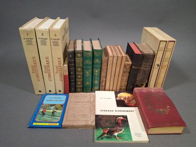 plusieurs livres sont empilés sur une table