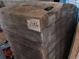 une pile de boîtes emballées dans du plastique