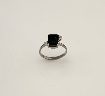une image représentant une bague sertie d'une pierre verte