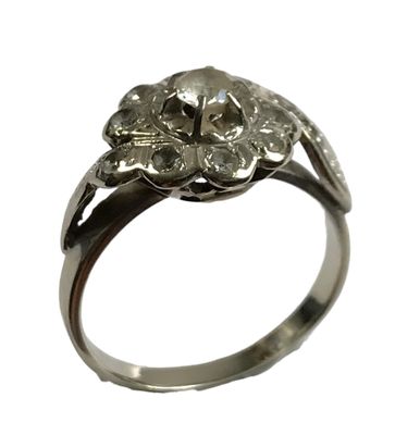 une image représentant une bague en argent ornée d'un motif floral