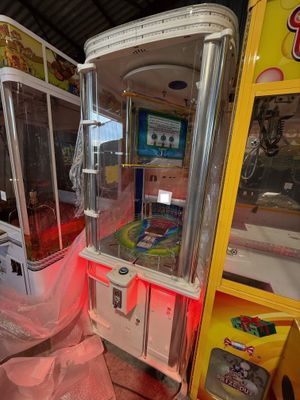 deux machines placées l'une à côté de l'autre dans une pièce