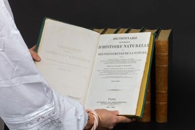 une personne tenant un livre ouvert à la main