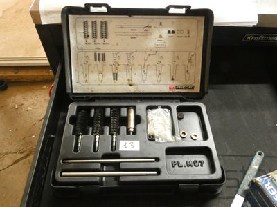 une trousse à outils posée sur une table