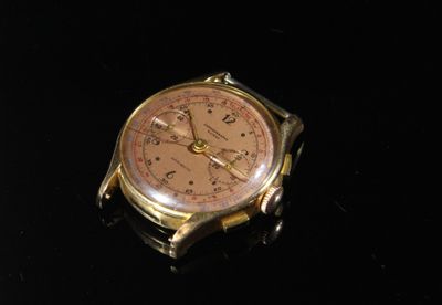une montre en or posée sur une surface noire, avec un fond noir