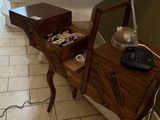 un bureau sur lequel se trouvent un ordinateur portable et une lampe