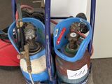 un chariot sur lequel sont fixées des bouteilles de gaz et un tuyau