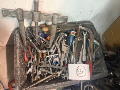 une boîte pleine d'outils posée sur une table