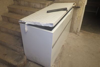 une photo d'un réfrigérateur sur lequel est posé un matelas