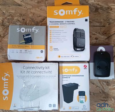 trois boîtes de kits de connectivité Sony posées sur une surface en bois