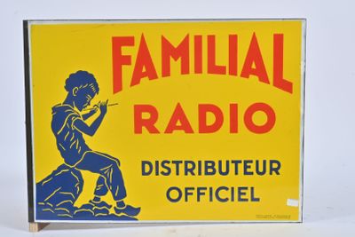 une pancarte sur laquelle on peut lire « radio familière » sur le devant