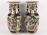 paire de vases chinois ornés de motifs floraux sur fond blanc