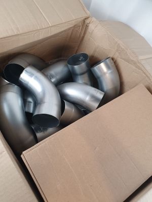 une boîte en carton contenant tout un tas de tuyaux