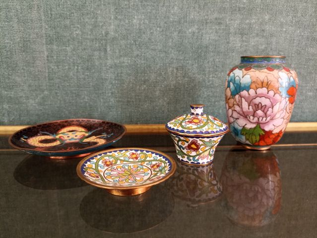 Objets de vitrine – Lot de 4 objets émaillés asiatiques. 