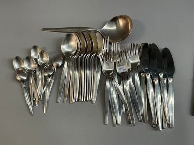 beaucoup de cuillères et de couverts en argent accrochés au mur