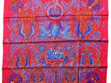 une écharpe rouge et bleue ornée de motifs paisley