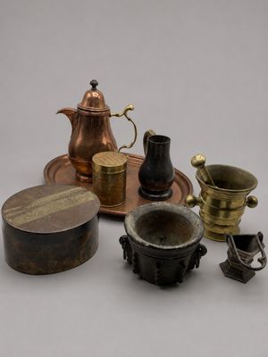 un grand nombre d'objets différents posés sur une table