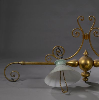 une lampe posée sur un lit