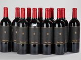 six bouteilles de vin rouge alignées