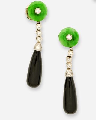 une paire de boucles d'oreilles en jade et diamants