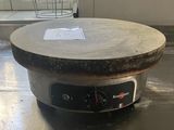 une grande poêle posée sur une table