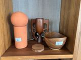 une étagère en bois sur laquelle sont posés un bol et un vase