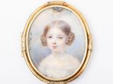 un portrait miniature ancien représentant une jeune fille en robe blanche