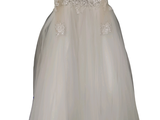 une robe blanche sur un cintre, sur fond blanc
