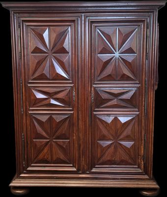 Grande armoire en Chataignier sculpté à pointes de diamant, …