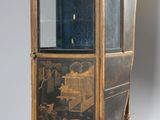 un grand meuble en bois surmonté d'un miroir