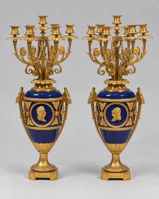 paire de vases bleus et or posés sur une table