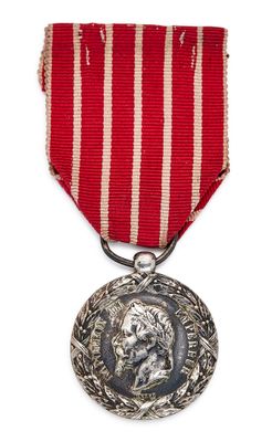 une médaille d'argent entourée d'un ruban rouge et blanc