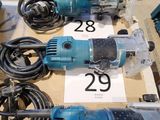 deux outils électriques posés sur une table, avec une étiquette de prix