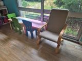 des chaises et une table pour enfants aux couleurs vives dans une pièce dotée d'une grande fenêtre