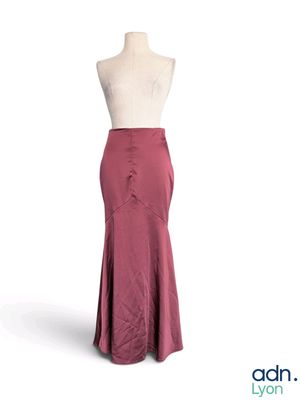 l'image d'une robe de femme sur un mannequin