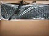 une boîte contenant un clavier, emballée dans du plastique