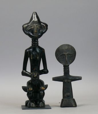 Statuette en bois léger à patine noire brillante figurant un…