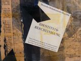 une photo d'une feuille de papier collée au mur