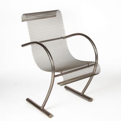une image représentant une chaise en métal sur fond blanc
