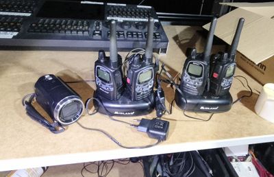 de nombreux modèles différents de talkies-walkies posés sur un bureau
