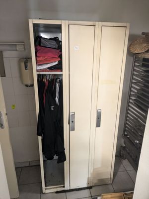 Armoire vestiaire en métal laqué beige - Photo 1