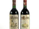 deux bouteilles de vin posées l'une à côté de l'autre sur une surface blanche