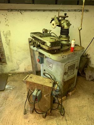 une machine qui se trouve dans le coin d'une pièce