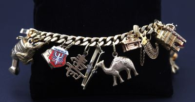 bracelet plaqué argent avec des breloques, présenté dans un coffret noir