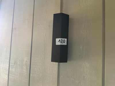une affiche accrochée au mur d'un immeuble sur laquelle on peut lire :
