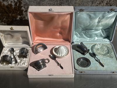 de nombreux objets en argent dans un coffret posé sur une table