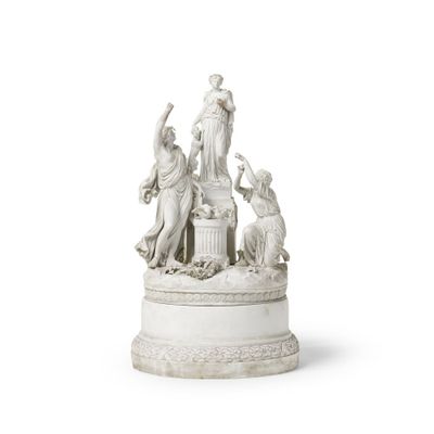 une statue représentant une femme et deux enfants sur un socle