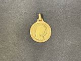 un gros plan d'une médaille d'or posée sur une surface grise