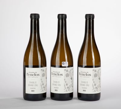 trois bouteilles de vin posées l'une à côté de l'autre sur une table